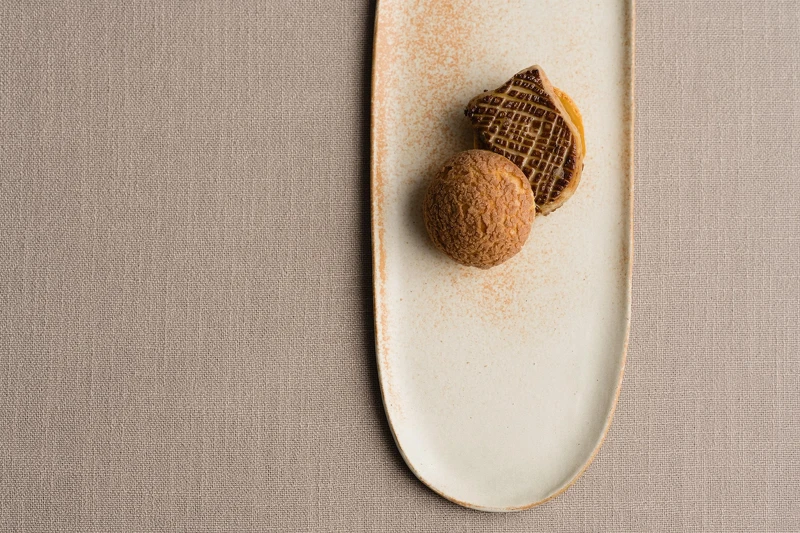 鴨肝泡芙、金棗醬、茵陳蒿