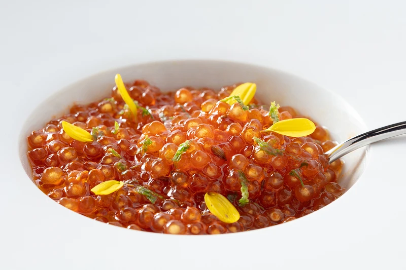 以鮭魚卵為靈感的一道菜色。