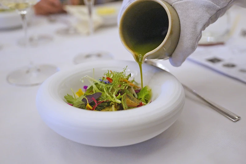 淋上叢林醬汁。