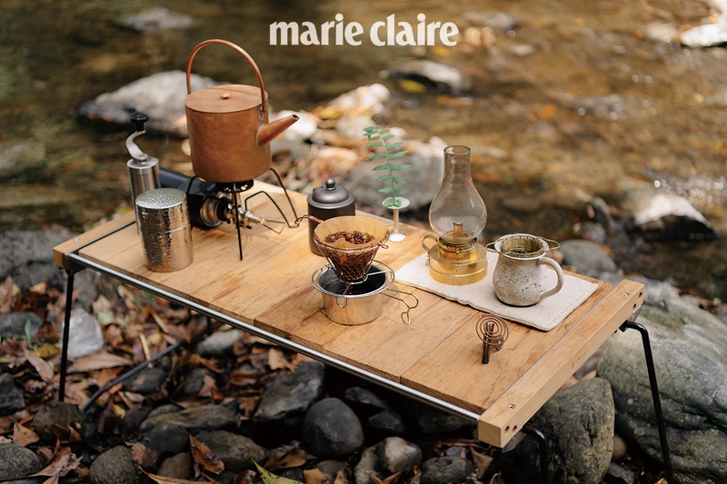 以 Soto 蜘蛛爐煮水。此款爐頭收納後體積極小，火力也很穩定，也推薦另一品牌 Snow Peak，出火表現也很優秀，而韓國品牌 Kovea cube 則是外型小巧並有木質飾板配件，這幾款都是比較常帶出門的爐具。