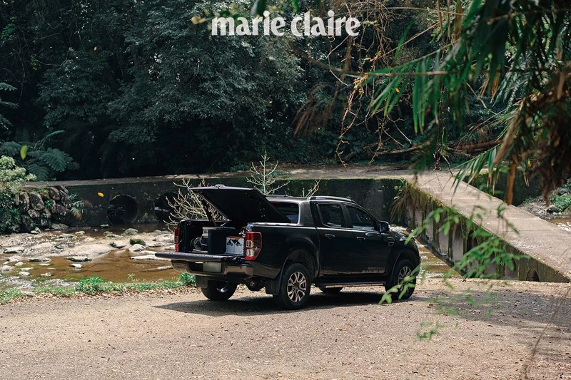 特意在車子後斗空間裝上防滾籠型式平蓋，平時就裝載了常用的露營設備。