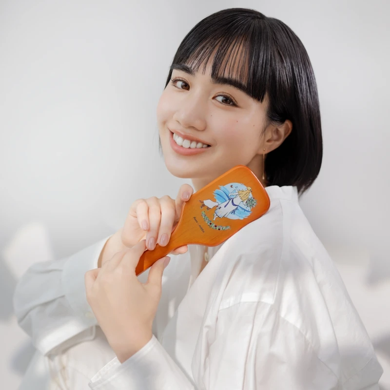AVEDA隨行按摩梳(渡邊香織設計款)，NT1080。地球月限量販售。