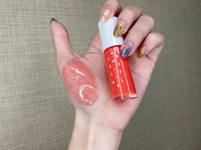 HERMÈSISTIBLE 滋養潤唇油系列 02 Corail Bigarade 苦橙珊瑚調,NT1,800 HERMÈSISTIBLE 滋養潤唇油系列 02 Corail Bigarade 苦橙珊瑚調,NT1,800