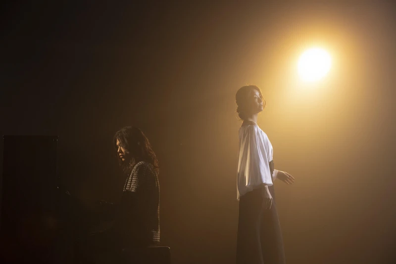 林心如(右)與麋先生聖皓合作〈請別愛我〉 林心如(右)與麋先生聖皓合作〈請別愛我〉