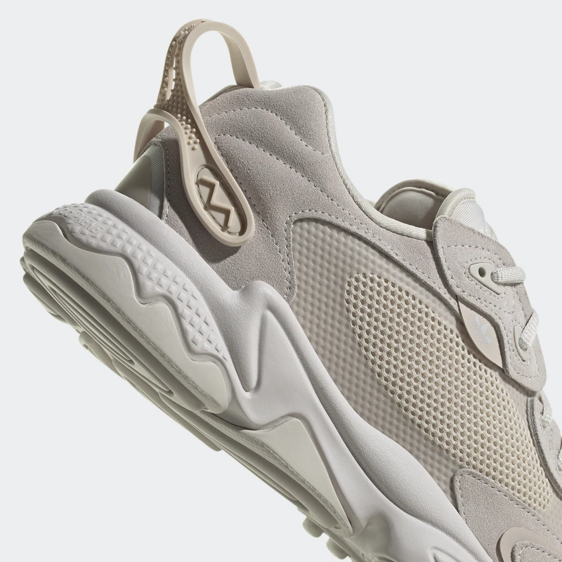 鞋跟的拉環換成Y字型的線條設計