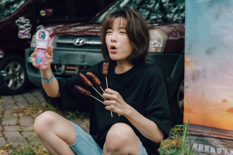 ▲▼蔡淑臻劇中展露幼稚的一面。（圖／公視提供）