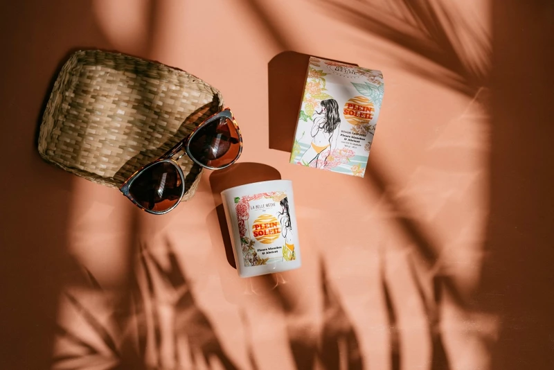 La Belle Mèche與插畫家Cécile Roubio合作推出年度插畫限量蠟燭－La Belle Mèche 陽光普照香氛蠟燭(圖片提供10/10 HOPE)。