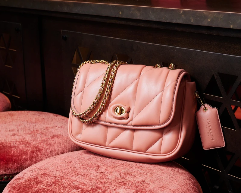 COACH MADISON肩揹手袋(橘)，推薦價NT23,800(台北信義新天地)