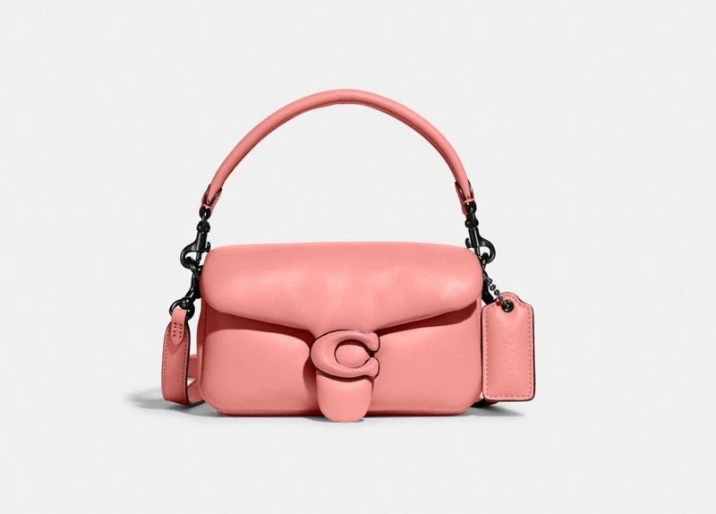COACH PILLOW TABBY 18單肩手袋，原價NT16,800 推薦價NT15,120。