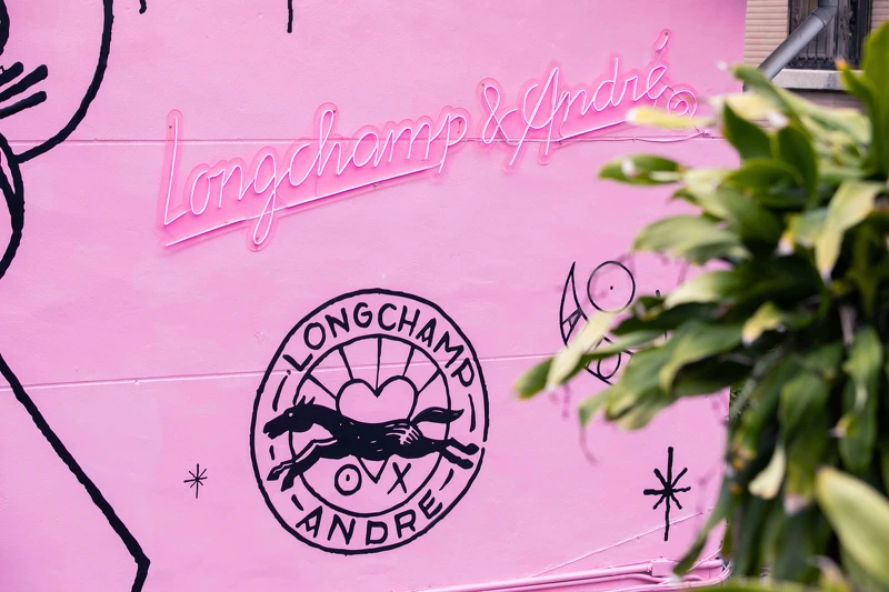 André為此次合作所繪製出的聯名logo，原本奔騰的Longchamp駿馬也變身為可愛塗鴉