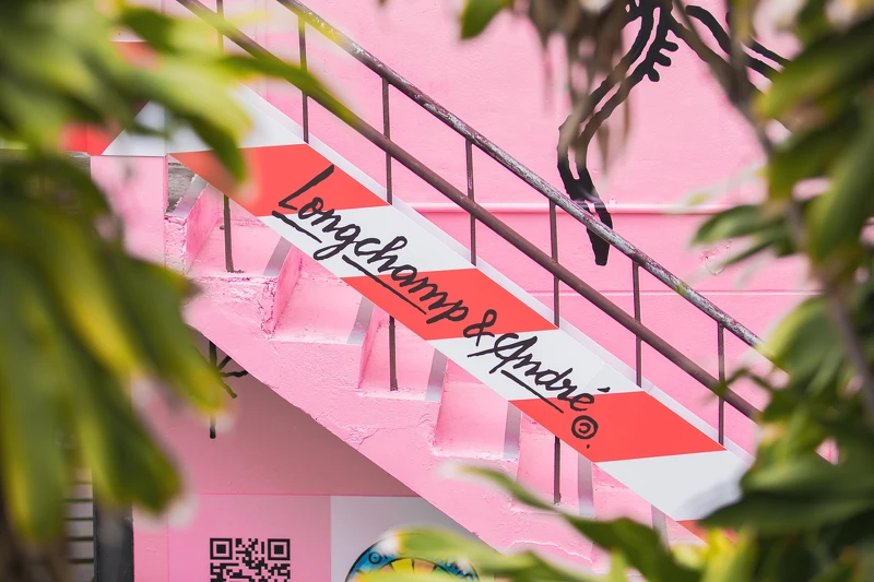 樓梯還有紅白相間的緞帶裝飾，有著十足的異國氛圍