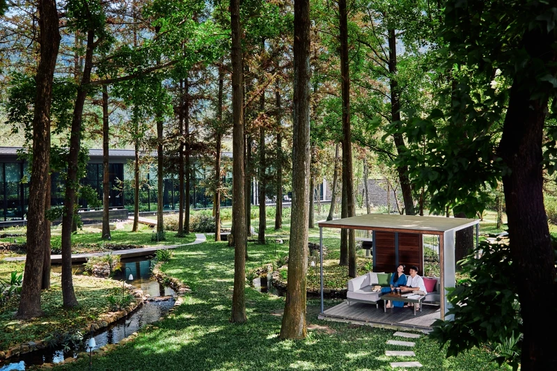 將於水之庭園涼亭辦理入住手續。 將於水之庭園涼亭辦理入住手續。