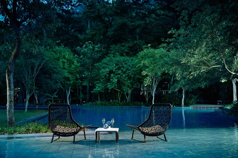 於池畔感受夜晚寧靜涼風輕撫。 於池畔感受夜晚寧靜涼風輕撫。