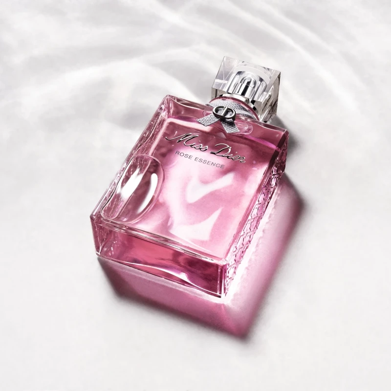 迪奧Miss Dior 玫瑰珍釀香氛情境圖。 迪奧Miss Dior 玫瑰珍釀香氛情境圖。