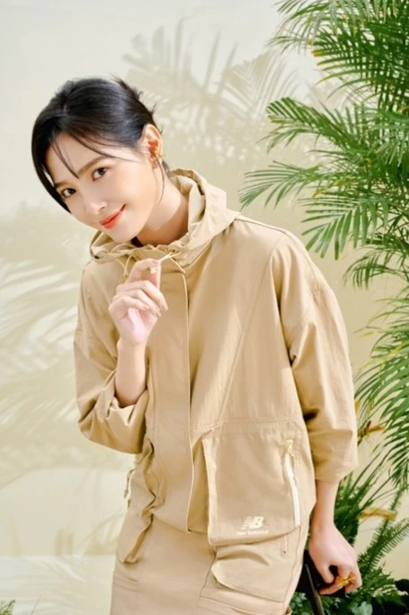 吳子霏著用UXC72KX鞋款(磚紅大地色)NT3,480