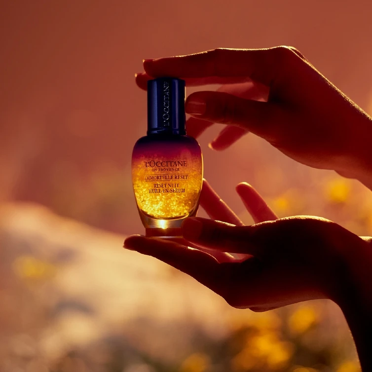 L’OCCITANE歐舒丹光萃肌活露主視覺。