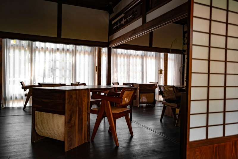 瑞士設計師 Pierre Jeanneret 的經典座椅 Easy Armchair,搭配的是台灣手工訂製品牌 Liipo studio 的胡桃木桌面。 瑞士設計師 Pierre Jeanneret 的經典座椅 Easy Armchair,搭配的是台灣手工訂製品牌 Liipo studio 的胡桃木桌面。