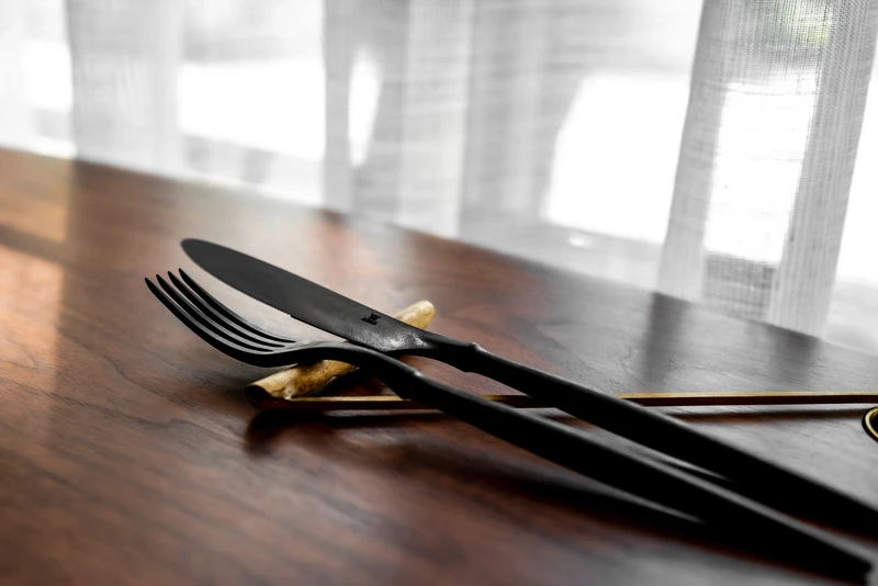 環保材質搭配流線造型的日本 ARAS 器皿,藝術飾品品牌 CharxChen 量身打造餐具架。 環保材質搭配流線造型的日本 ARAS 器皿,藝術飾品品牌 CharxChen 量身打造餐具架。