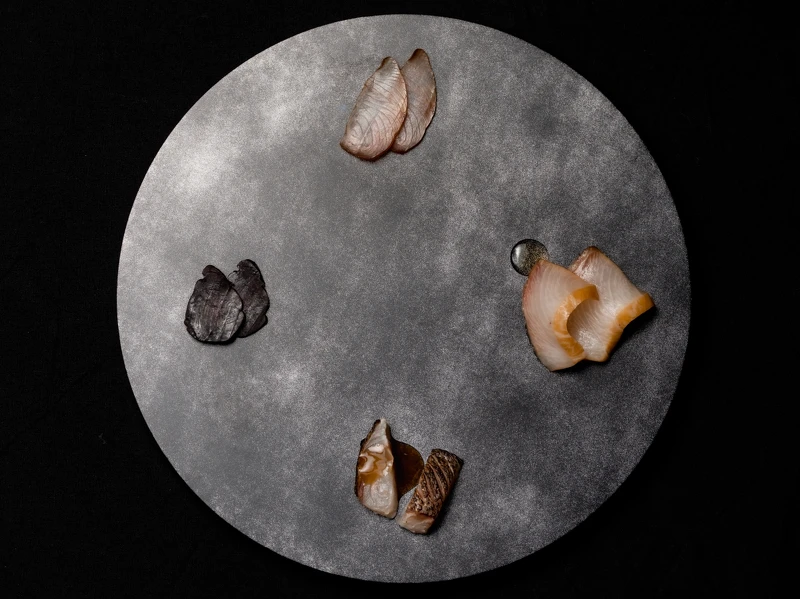 過去保存魚的概念,以風乾熟成的時間排列方式呈現。 過去保存魚的概念,以風乾熟成的時間排列方式呈現。