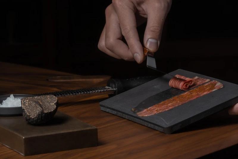 和牛生肉捲抹上發酵過的夏季松露。 和牛生肉捲抹上發酵過的夏季松露。