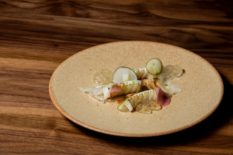 使用蕃茄三種型態表現「農業再生」,此為蕃茄凍搭配海鮮。 使用蕃茄三種型態表現「農業再生」,此為蕃茄凍搭配海鮮。