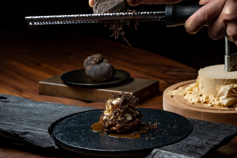 鴨肝奶油搭配漢堡排展現油脂與肉質。 鴨肝奶油搭配漢堡排展現油脂與肉質。