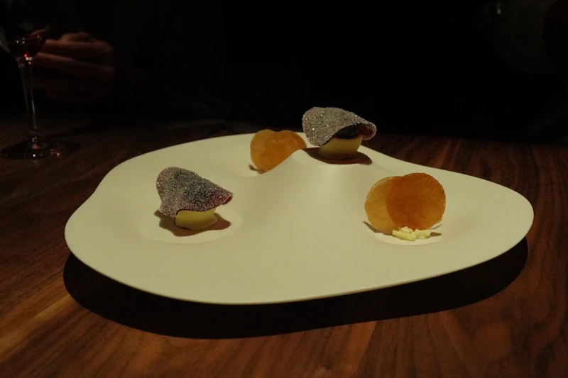 以甜點對傳統法式 fine dining 作為致敬。 以甜點對傳統法式 fine dining 作為致敬。