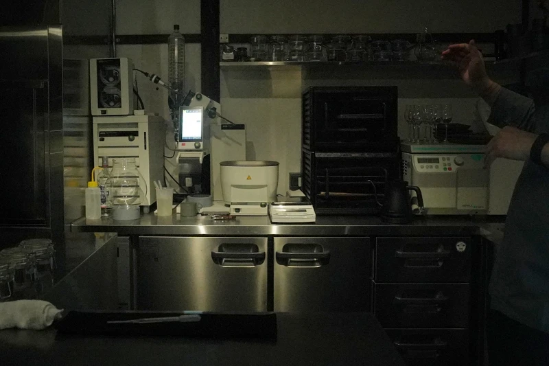 在老屋一角設有充滿儀器的實驗室廚房。 在老屋一角設有充滿儀器的實驗室廚房。