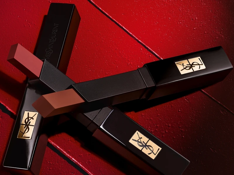 YSL「黑絲絨煙管唇膏」禁忌緋紅系列主視覺。 YSL「黑絲絨煙管唇膏」禁忌緋紅系列主視覺。