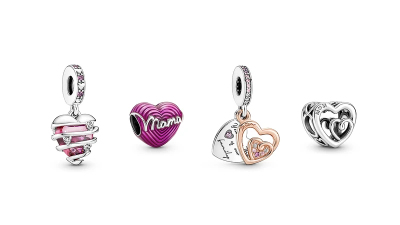 展露愛意螺紋愛心吊飾 NT$2,080、閃耀母愛愛心串飾NT$1,580、交織心意雙層吊飾NT$2,480、交織心意串飾 NT$880。 展露愛意螺紋愛心吊飾 NT$2,080、閃耀母愛愛心串飾NT$1,580、交織心意雙層吊飾NT$2,480、交織心意串飾 NT$880。