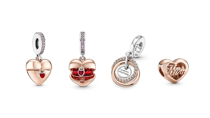 展露愛意心鎖吊墜盒串飾NT$2,880、永恆親情圓環吊飾NT$2,480、感激母愛心形串飾 NT$2,080。 展露愛意心鎖吊墜盒串飾NT$2,880、永恆親情圓環吊飾NT$2,480、感激母愛心形串飾 NT$2,080。