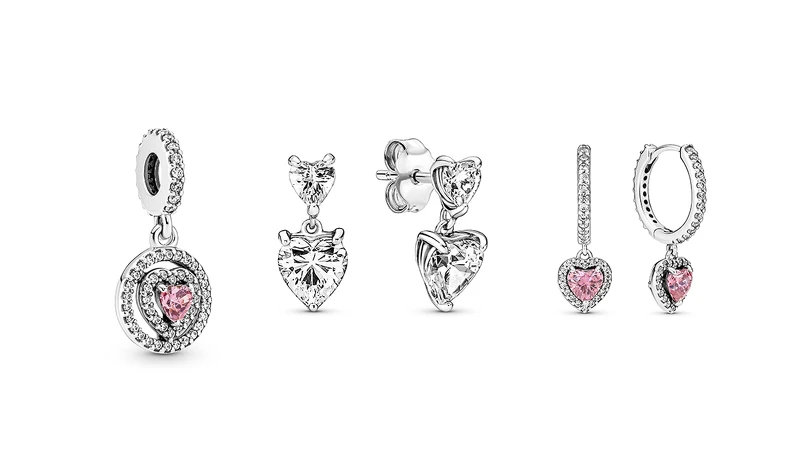 璀璨愛心光環吊飾NT$2,480、璀璨雙心針式耳環NT$2,480、璀璨愛心耳環NT$3,680。 璀璨愛心光環吊飾NT$2,480、璀璨雙心針式耳環NT$2,480、璀璨愛心耳環NT$3,680。