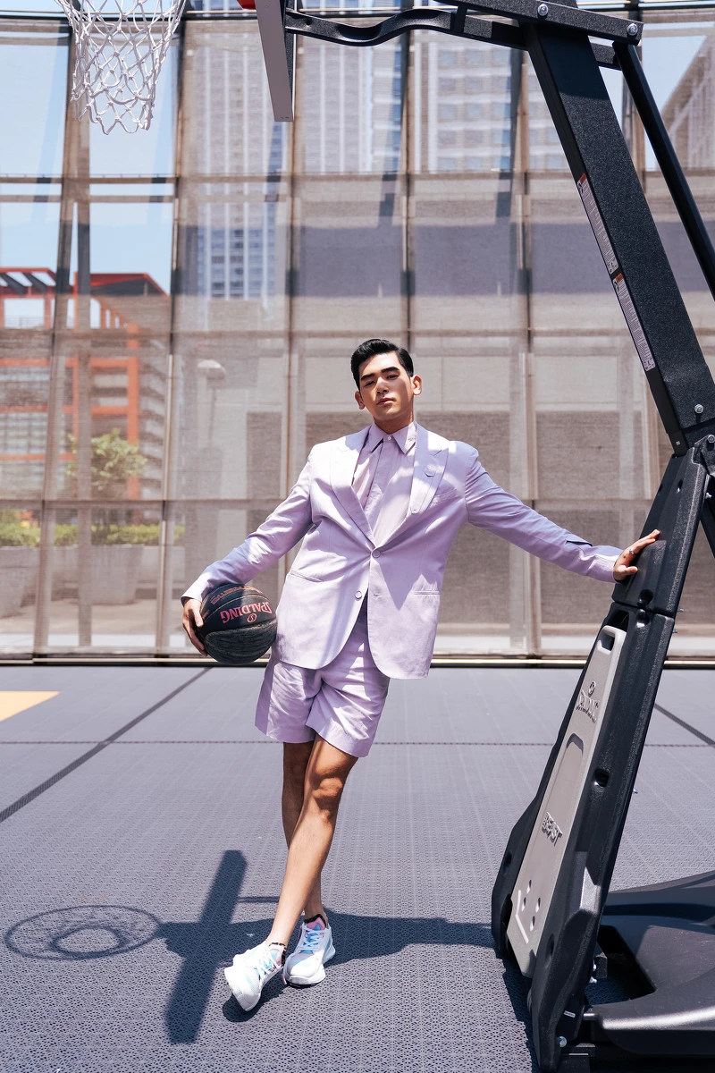 身高190公分的UTA笑說在東京搭電車時常很容易被把手打到臉 身高190公分的UTA笑說在東京搭電車時常很容易被把手打到臉