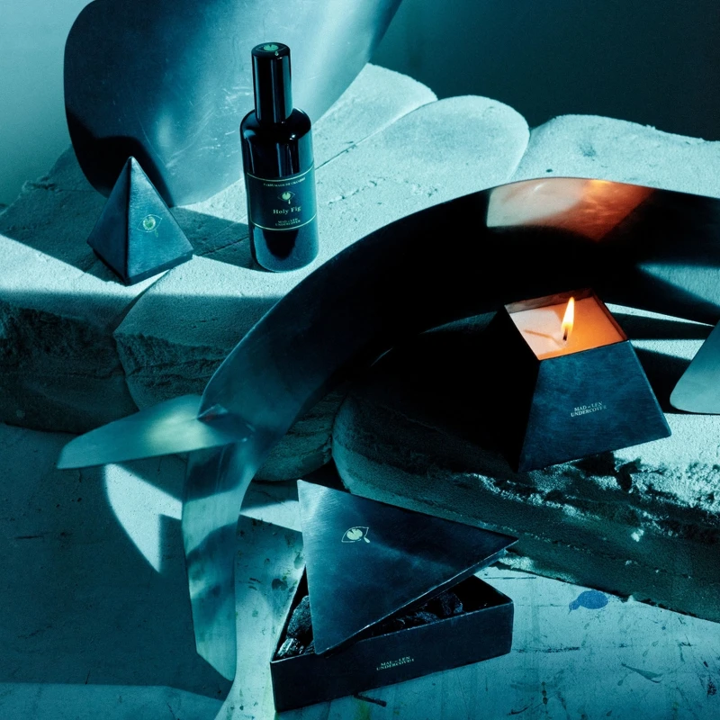 MAD et LEN x UNDERCOVER。Buddha Paper黑色金字塔蠟燭NT1,1000、Holy Fig室內噴霧100ml，NT8,600、Black Mysticism黑曜石擴香NT13,500。