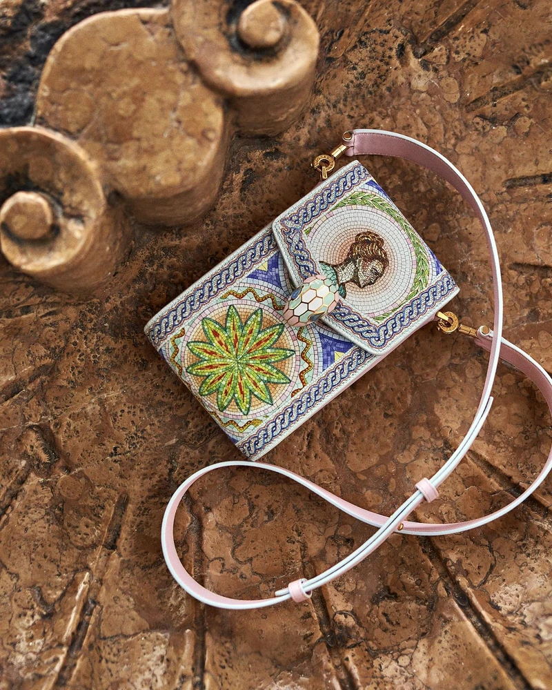 Serpenti Forever小牛皮直式肩背包，NT$47,300