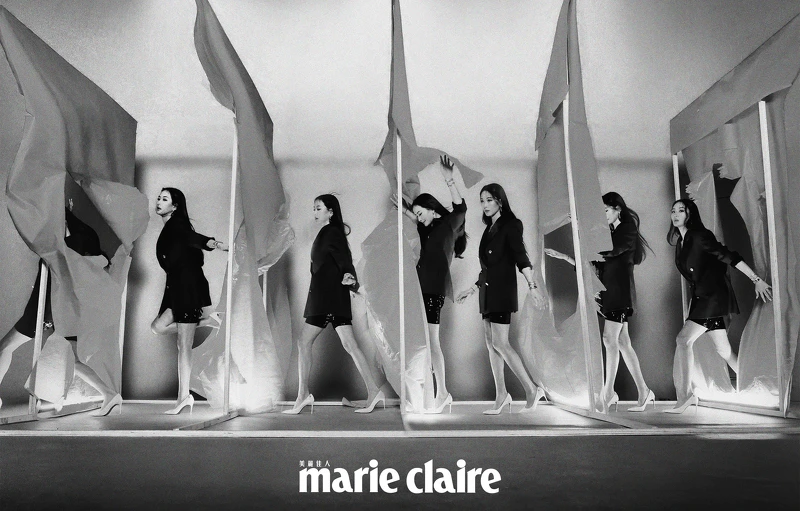 白K金鑲鑽墜鍊、玫瑰金鑲鑽墜鍊、玫瑰金鑲鑽耳環、玫瑰金半鑽腕錶、玫瑰金鑲鑽手環、玫瑰金鑲鑽戒指、白K金鑲鑽戒指,all by BVLGARI;藍色雙排扣西裝外套,Louis Vuitton;黑色亮面短褲,CELINE;白色高跟鞋,Christian Louboutin。 白K金鑲鑽墜鍊、玫瑰金鑲鑽墜鍊、玫瑰金鑲鑽耳環、玫瑰金半鑽腕錶、玫瑰金鑲鑽手環、玫瑰金鑲鑽戒指、白K金鑲鑽戒指,all by BVLGARI;藍色雙排扣西裝外套,Louis Vuitton;黑色亮面短褲,CELINE;白色高跟鞋,Christian Louboutin。