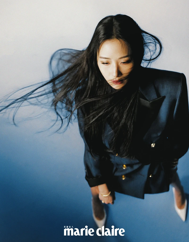 玫瑰金半鑽腕錶、玫瑰金鑲鑽手環、玫瑰金鑲鑽戒指、白K金鑲鑽戒指,all by BVLGARI;藍色雙排扣西裝外套,Louis Vuitton;黑色亮面短褲,CELINE;白色高跟鞋,Christian Louboutin。 玫瑰金半鑽腕錶、玫瑰金鑲鑽手環、玫瑰金鑲鑽戒指、白K金鑲鑽戒指,all by BVLGARI;藍色雙排扣西裝外套,Louis Vuitton;黑色亮面短褲,CELINE;白色高跟鞋,Christian Louboutin。