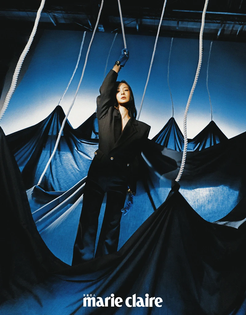 黑色西裝連身服、藍色皮質手套、金色手環,all by Saint Laurent。 黑色西裝連身服、藍色皮質手套、金色手環,all by Saint Laurent。