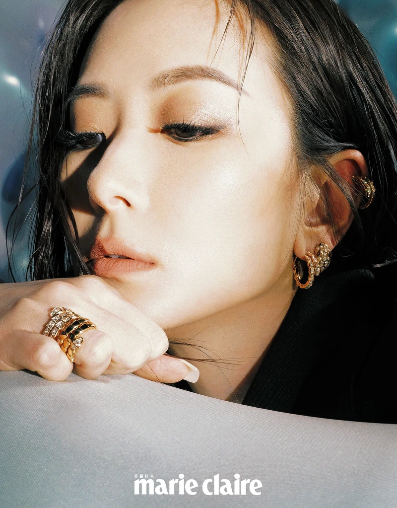 玫瑰金鑲鑽耳環,玫瑰金鑲鑽戒指、白K金鑲鑽戒指,all by BVLGARI;黑色西裝外套,Balenciaga。 玫瑰金鑲鑽耳環,玫瑰金鑲鑽戒指、白K金鑲鑽戒指,all by BVLGARI;黑色西裝外套,Balenciaga。