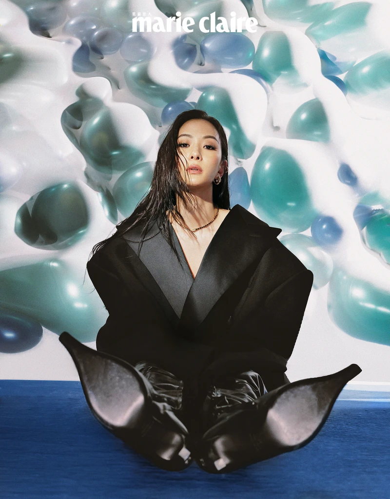 玫瑰金鑲鑽項鍊、玫瑰金鑲鑽耳環,both by BVLGARI;黑色西裝外套、黑色高跟皮質長靴,both by Balenciaga。 玫瑰金鑲鑽項鍊、玫瑰金鑲鑽耳環,both by BVLGARI;黑色西裝外套、黑色高跟皮質長靴,both by Balenciaga。