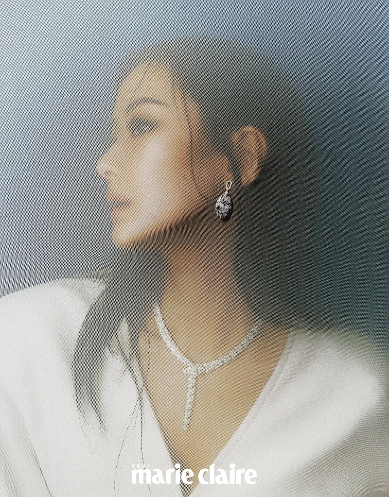 白K金鑲鑽項鍊、白K金鑲鑽耳環,both by BVLGARI;白色連身洋裝,Saint Laurent。 白K金鑲鑽項鍊、白K金鑲鑽耳環,both by BVLGARI;白色連身洋裝,Saint Laurent。