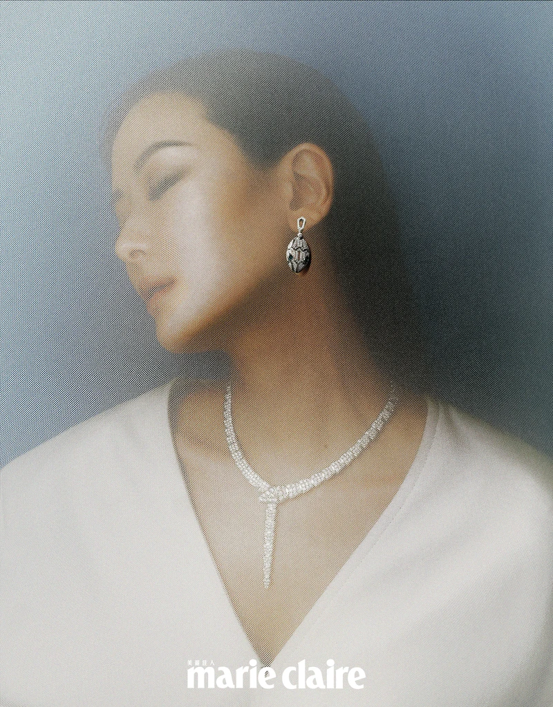 白K金鑲鑽項鍊、白K金鑲鑽耳環,both by BVLGARI;白色連身洋裝,Saint Laurent。 白K金鑲鑽項鍊、白K金鑲鑽耳環,both by BVLGARI;白色連身洋裝,Saint Laurent。