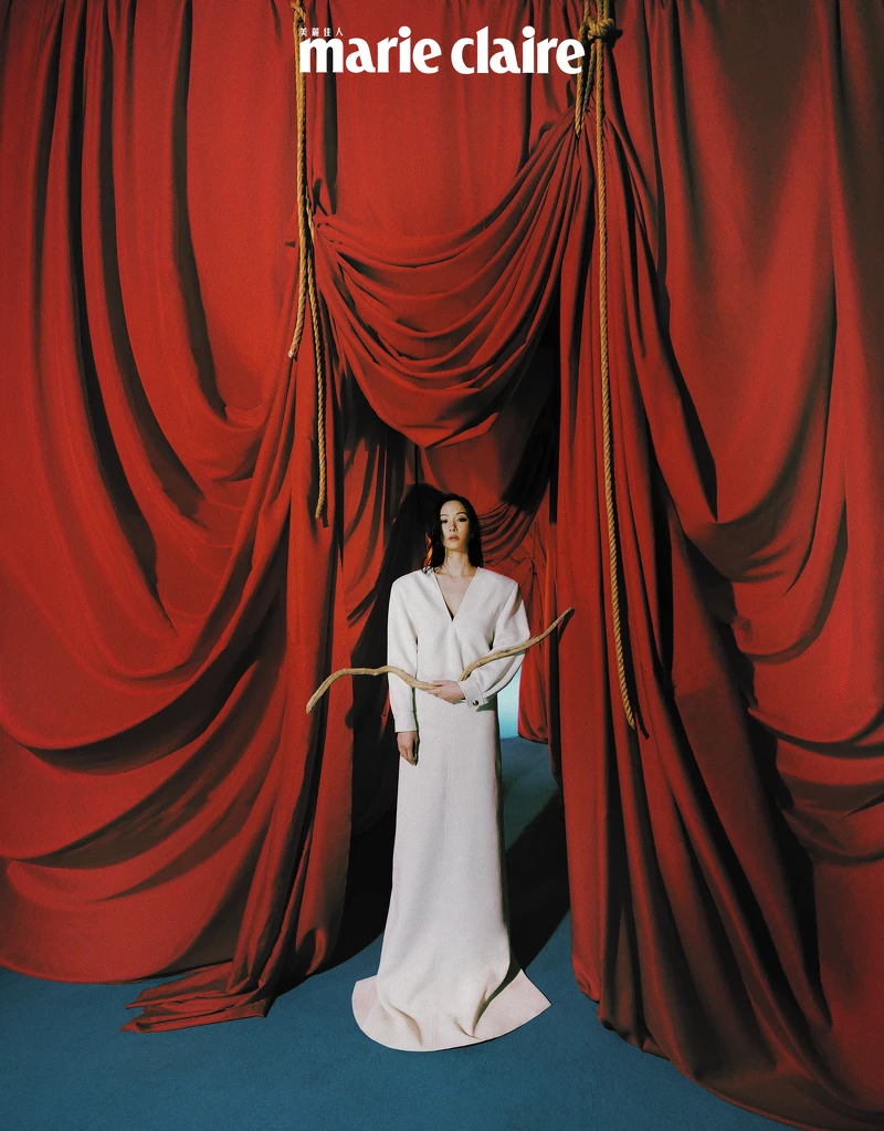 白色連身洋裝,Saint Laurent。 白色連身洋裝,Saint Laurent。