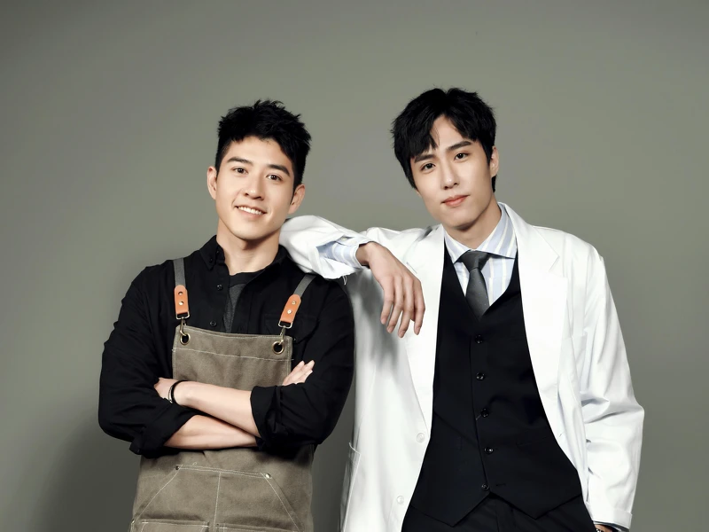 《我的牙想你》吳岳擎（左）飾演餐酒館老闆「白朗」、余晉飾演牙醫「晉循安」