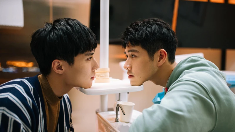 《我的牙想你》吳岳擎（右）角色個性外表陽光但內心孤獨，余晉則是牙醫界高冷王