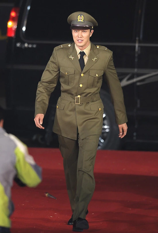 蘇志燮宣傳《國道一號》電視劇穿著戲服現身紅毯 蘇志燮宣傳《國道一號》電視劇穿著戲服現身紅毯