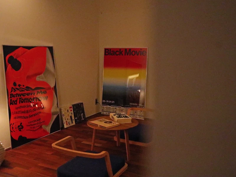 獨立的閱讀空間，裡頭擺放經典設計海報為葉忠宜與張軒豪的收藏。