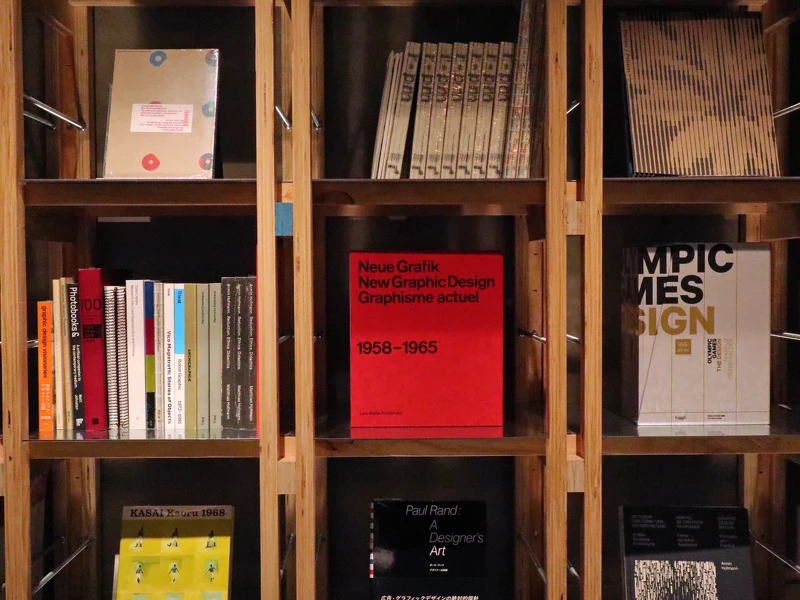 書架上皆是經典設計書或是絕版書籍。