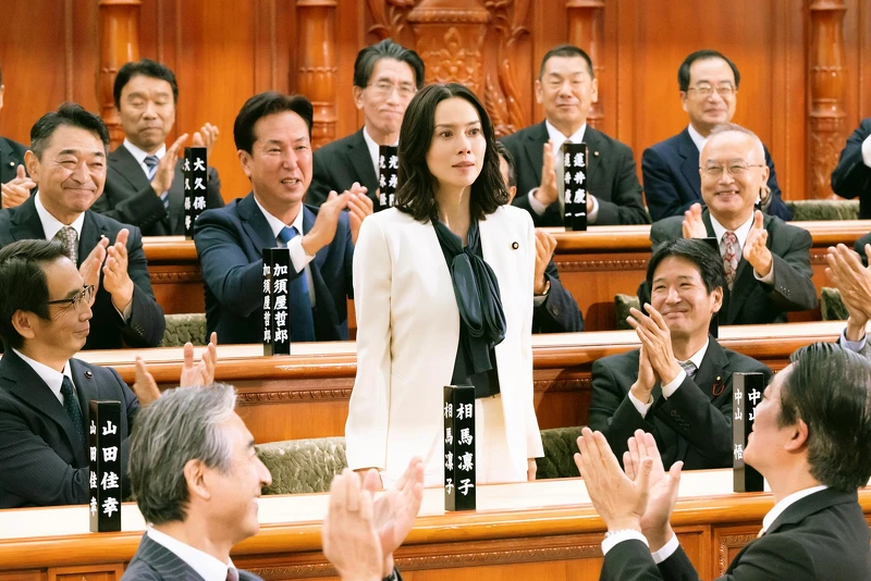 ▲▼老婆中谷美紀當選女首相，田中圭被媒體嚇瘋。（圖／CATCHPLAY+提供）