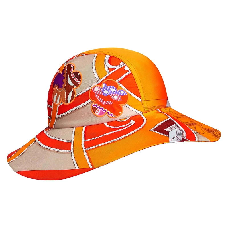 Hermès 斜紋真絲印花帽，NT21,700。